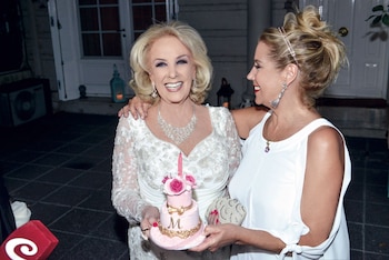 Marcela le entrega a su