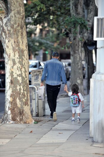 Marcelo y Lorenzo camino al jardín
