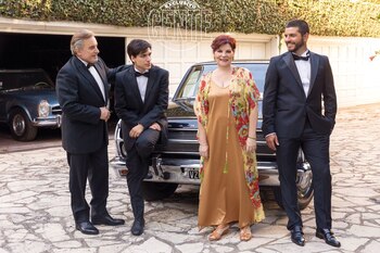 Olga posa junto al auto