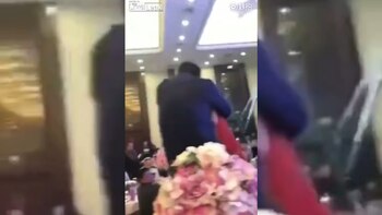 El momento en que el hombre besa a la fuerza a la joven