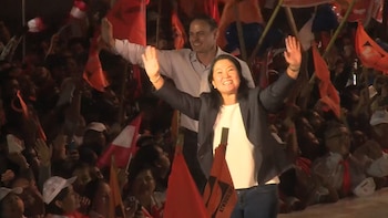 Las escenas de la campaña de “Pecho Frío” evocan el escenario político peruano, como la ex candidata presidencial Keiko Fujimori.