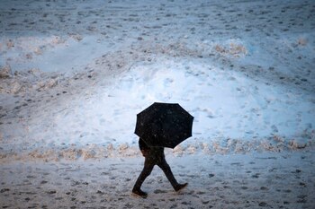 Una persona camina en medio