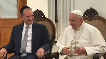 Isaac Sacca durante una visita