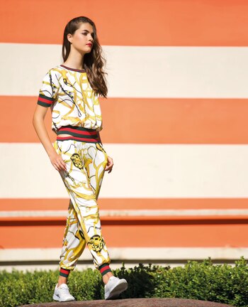 Remera y pantalón estampados con