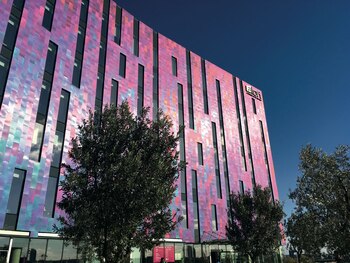 Con fachada pixelada