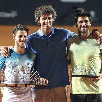 El Peque, Verdasco y Guga Kuerten, el gran tenista brasileño que fue número uno del mundo y tres veces ganador de Roland Garros.