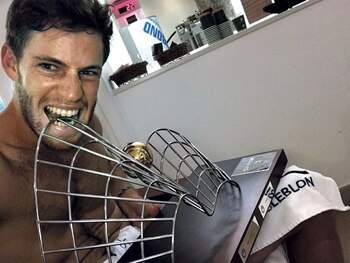 En la habitación de su hotel en la zona de Leblon, con el flamante trofeo.