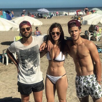 En sus recientes vacaciones en la Costa argentina junto a sus dos hermanos, Matías y Natalí.