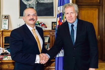 Alejandro Rebolledo junto al Secretario