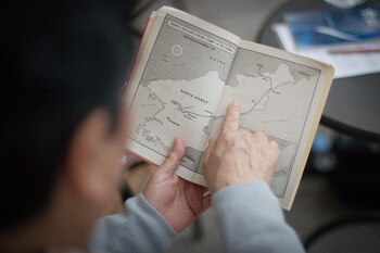 Eiko Kawasaki señala la región en Corea del Norte donde vivía con su familia, lejos de la capital Piongyang