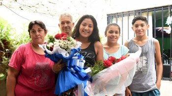 Daiana y su familia tras ser estafadas