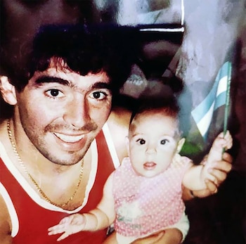 Dalma en los brazos de