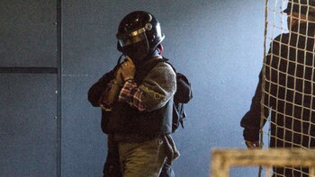 Con casco y chaleco antibalas. Así trasladaron a Jones Huala (Gentileza rionegro.com.ar)