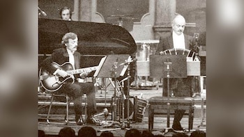 1983. Oscar López Ruiz y su guitarra eléctrica junto a Astor Piazzolla, haciendo vibrar al Teatro Colón con su bandoneón. (Gentileza Oscar López Ruiz).