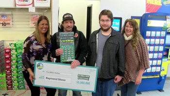 Raymond Shove (con gorra) junto