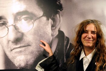 Patti Smith posa frente a un póster de Roberto Bolaño en noviembre de 2010, en Madrid (Domonique Faget)