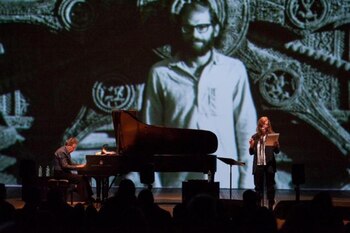 Patti recita “Aullido”, con la figura de Ginsberg detrás
