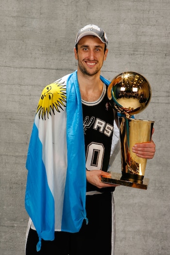 Manu Ginóbili, junto al trofeo