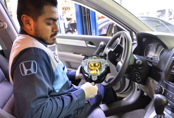 Un operario de Honda trabaja