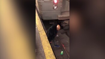 Sin embargo, pudo salir sin