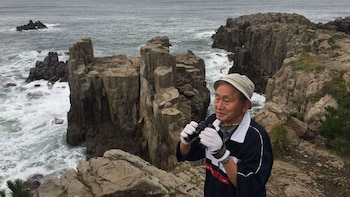 Yukio Shige, en el acantilado