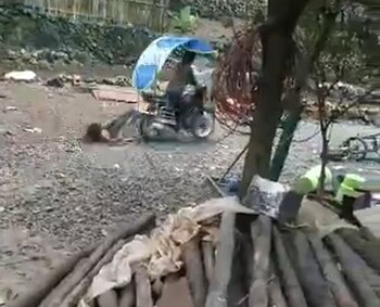 Finalmente aceleró y la arrastró varios metros