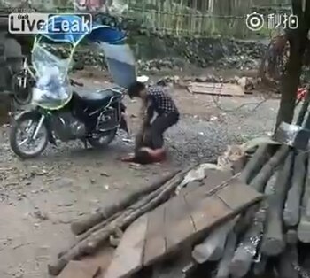 EL hombre le dio una paliza a su hija