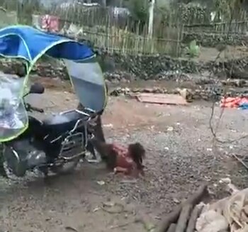 Luego le ató las piernas a una motocicleta