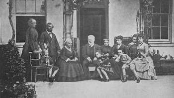 Victor Hugo, Adele Foucher a su derecha, y sus hijos