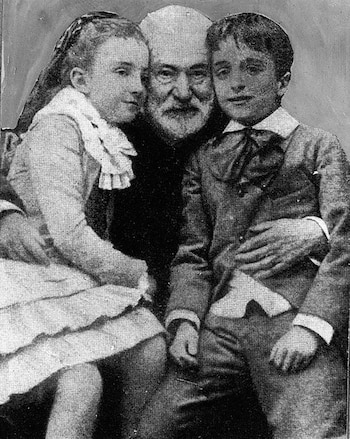 Victto Hugo con dos de sus nietos (Getty)