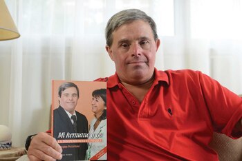 Edgardo posa con el libro