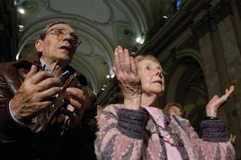 Fieles oran en la Catedral