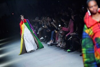 Cara Delavigne mostrando la última