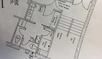 Un dibujo del baño en el edificio Adams, con la letra “A” marcando la posición de Lewis durante el intento de magnicidio