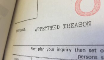 Los documentos desclasificados confirman que Christopher Lewis fue inicialmente acusado por intento de traición