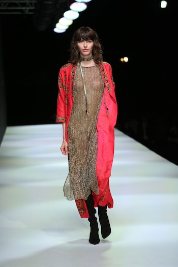 Transparencias + con toques metal (Foto: