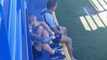 Tevez con el hombro inmovilizado junto a Darío Benedetto en el entrenamiento de Boca previo al partido con Alianza Lima (@Sebasbezze)