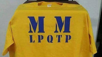 La remera con dedicatoria contra