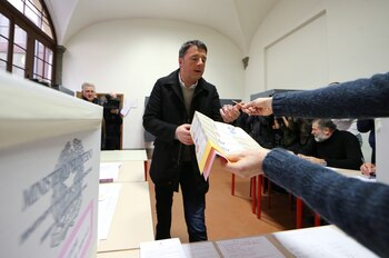 Matteo Renzi durante su voto