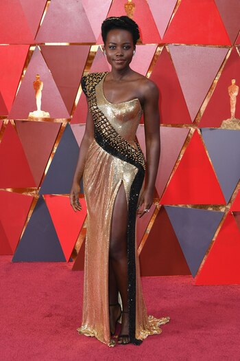 Lupita Nyong’o vestida por Versace