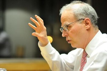 Jorge I. Dominguez está bajo