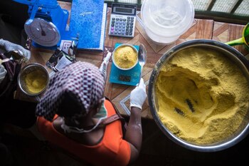 Una mujer de Liberia prepara