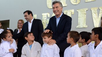 Macri sonríe junto a alumnos