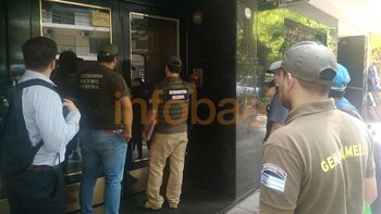 Agentes de Gendarmería durante el