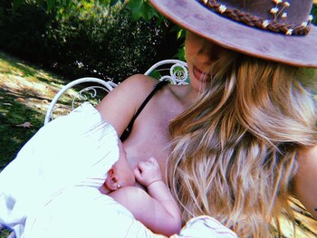 China amamantando a Magnolia al