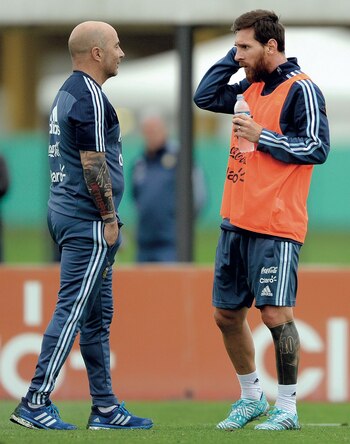 Entrenando a la selección argentina, aquí junto a Messi.