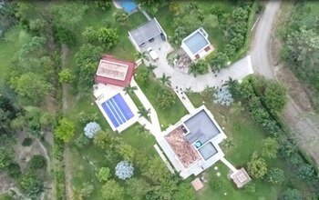 En la enorme finca había