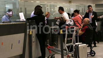 El ex canciller viajó acompañado por su esposa, Annabella Selecki (de espaldas en el mostrador)