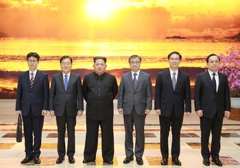 Kim Jong-un posa con la delegación de funcionarios surcoreanos