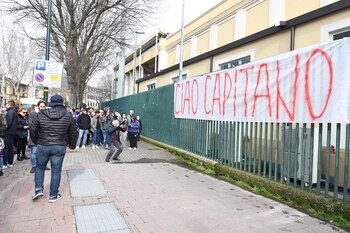 Los simpatizantes de Fiorentina se acercaron al Artemio Franchi para despedir al capitán Davide Astori (AFP)